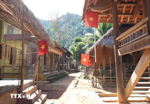  Khung cảnh khu bản làng Xốp Kho (xã Nga My, huyện Tương Dương, Nghệ An) của đồng bào Thái nằm trong vùng đệm Khu bảo tồn Thiên nhiên Pù Huống rợp bóng cờ Tổ quốc. (Ảnh: Xuân Tiến/ TTXVN) 
