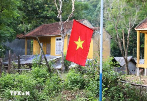  Cờ Tổ quốc được cắm tại bản tái định cư Văng Môn (xã Nga My, huyện Tương Dương, Nghệ An) của đồng bào dân tộc Ơ Đu. (Ảnh: Xuân Tiến/ TTXVN) 