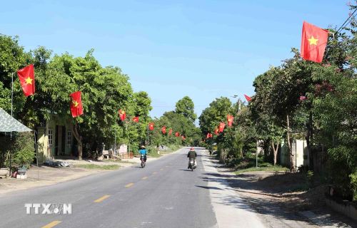  Dọc chiều dài nhiều đoạn tuyến của Quốc lộ 7 lên Cửa khẩu Nậm Cắn (huyện Kỳ Sơn, Nghệ An) được cắm cột, treo cờ Tổ quốc từ nhiều ngày qua. (Ảnh: Xuân Tiến/ TTXVN) 