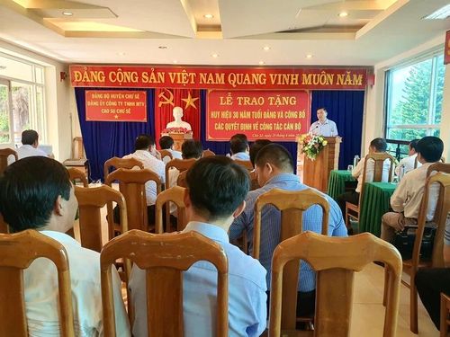 Công bố các Quyết định của Ban Thường vụ Huyện ủy về công tác cán bộ đối với Công ty TNHH một thành viên Cao su Chư Sê. Ảnh: Trúc Phùng