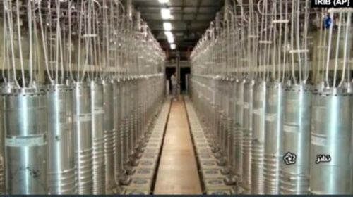 Các máy ly tâm xếp dọc hành lang tại cơ sở làm giàu uranium Natanz ở Iran. Ảnh: Rferl