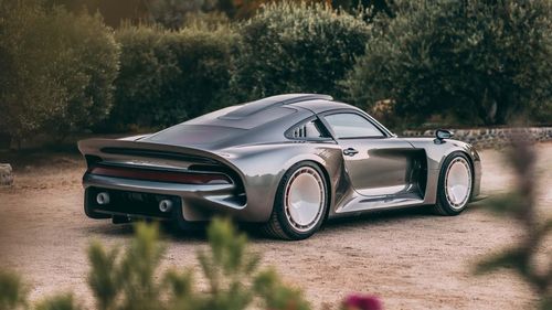 Thân xe được làm bằng vật liệu sợi carbon và thiết kế này là tác phẩm của Florian Flatau ở California.