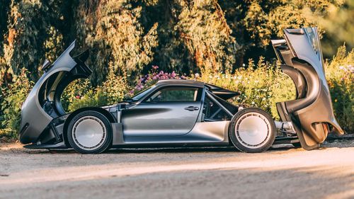 GT One có hệ thống treo xương đòn kép phía trước và phía sau đặt riêng, phanh gốm carbon và lồng chống lật đầy đủ tiêu chuẩn FIA.