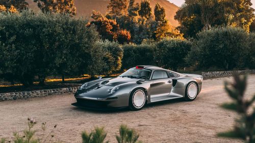 Sau khi gây xôn xao trên mạng xã hội về chiếc xe mang phong cách 911 GT1, vừa qua, hãng Tuthill Porsche của Anh đã cho ra mắt chiếc GT One tại sự kiện Monterey.