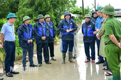Đoàn kiểm tra tại xóm 9, xã Thượng Kiệm, huyện Kim Sơn, nơi có 11 hộ dân đang sinh sống vùng ngoài đê.