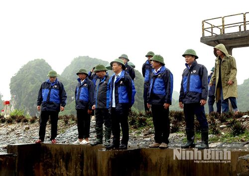 Đoàn công tác kiểm tra Trạm bơm Cung Sỏi - công trình tiêu nước cho Khu công nghiệp Gián Khẩu.
