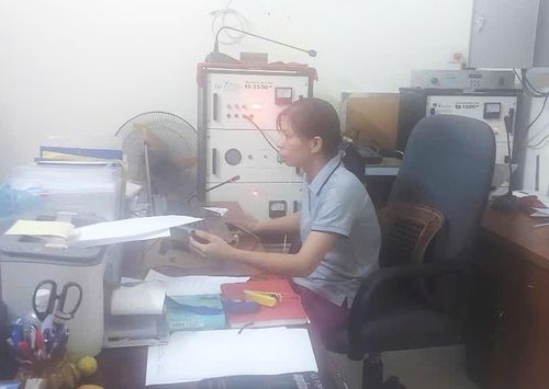 Nhân viên Đài Truyền thanh xã Mỹ Lương liên tục phát bản tin thời tiết, thiên tai lệnh sơ tán dân. Ảnh: Kim Nhuệ