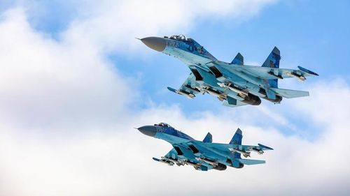 Hai máy bay chiến đấu Su-27 của Ukraine bay qua một căn cứ quân sự ở vùng Zhitomir. Ảnh: Getty
