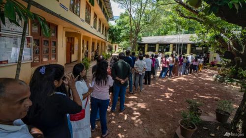 Cử tri Sri Lanka đi bầu cử hôm 21/9. Ảnh: AP