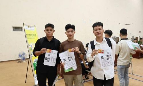 Các em sinh viên háo hức ngày đầu nhập học và nhận sim mới từ Gmobile.
