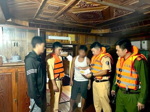 Lực lượng chức năng kiểm tra giấy tờ.