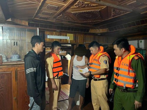 Những người trên tàu không xuất trình được giấy tờ liên quan.