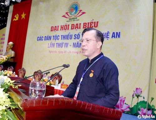Đồng chí Vi Mỹ Sơn - Phó trưởng Ban Dân tộc tỉnh điều hành nội dung bầu Đoàn Chủ tịch, Đoàn Thư ký và Ban Thẩm tra tình hình đại biểu. Ảnh: Công Kiên