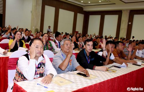 Các đại biểu thống nhất biểu quyết thông qua danh sách Đoàn Chủ tịch gồm 11 đồng chí; Đoàn Thư ký gồm 2 đồng chí; Ban Thẩm tra tình hình đại biểu gồm 3 đồng chí. Ảnh: Công Kiên