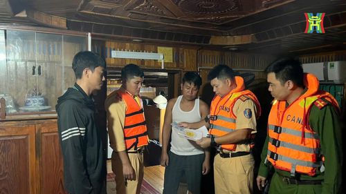 Lực lượng chức năng làm việc cùng các đối tượng.