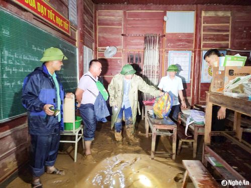 10h đêm 30/9, lũ ống tràn về, nhà cửa 40 hộ dân của bản Đửa (xã Lượng Minh) ngập sâu trong bùn non, đất đá. Ngay lập tức, đoàn công tác của huyện Tương Dương do đồng chí Đinh Hồng Vinh - Chủ tịch UBND huyện dẫn đầu lên đường, có mặt tại hiện trường. Sự có mặt của cán bộ huyện lúc đó giúp bà con thấy vững tâm hơn khi có một chỗ dựa. Ảnh: T.P