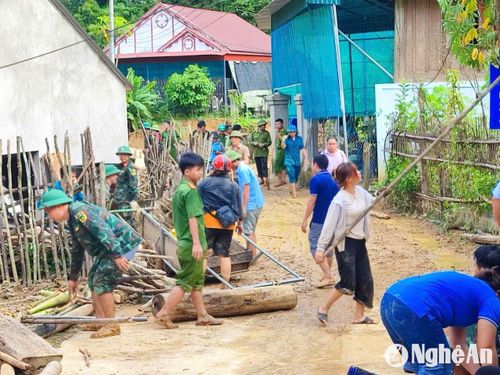 Bên cạnh đó, đoàn thanh niên, hội nông dân, hội phụ nữ… cũng đã huy động đoàn viên, hội viên kịp thời có mặt đồng hành, hỗ trợ bà con dọn dẹp hiện trường. Ảnh: H.T