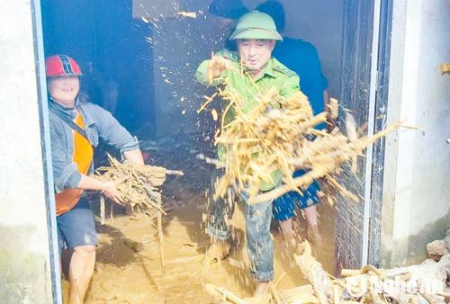 Suốt 2 ngày liền (30/9 và 1/10), hàng trăm người đã làm việc cật lực để đẩy đất đá ra khỏi nhà cửa, trường học, tiêu độc khử trùng để sớm ổn định cuộc sống... Ảnh: T.P