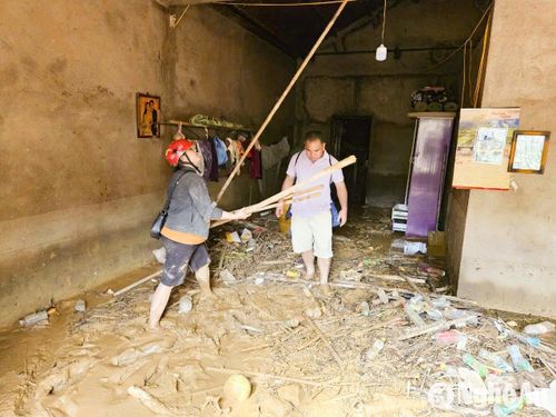 Dù cả đêm không ngủ, dù có những người chỉ kịp chợp mắt 5-10 phút nhưng đến khi trời sáng, mưa tạnh, nước rút… thì họ ngay lập tức bắt tay vào dọn dẹp, hỗ trợ người dân khắc phục. Ảnh: T.P