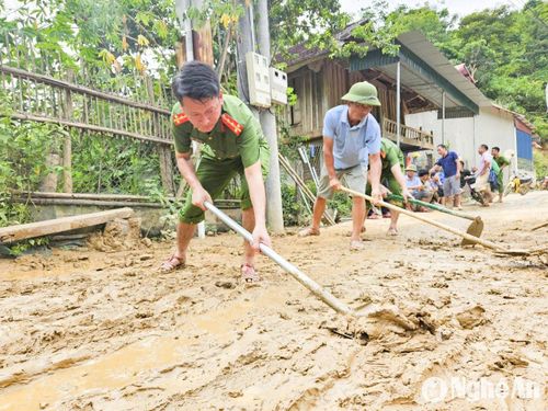 Bùn non ngập quá đầu gối, đất đá cao ngang người, ngổn ngang, dần dần được giải phóng nhờ sự chung sức đồng lòng của quân và dân. Ảnh: H.T