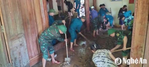 Cũng trong đêm 30/9, các lực lượng phòng chống bão lụt của xã Lưu Kiền cũng thức trắng đêm để vận động 100 hộ dân tạm thời sơ tán khi lũ quét tràn về, đất đá tràn xuống đường. Ông Vang Kiên Cường - Chủ tịch UBND xã Lưu Kiền cho biết: “Anh em trong lực lượng 4 tại chỗ được huy động 100% quân số. Toàn bộ thức trắng đêm để kêu gọi dân sơ tán, vận chuyển tài sản của dân ra khỏi nhà, có những người, nắm tình hình để có những phương án kịp thời ứng phó. Một đêm không chợp mắt nhưng hạnh phúc nhất là dân được an toàn”. Ảnh: H.T