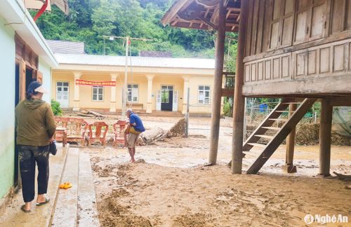 Trong bão lũ, những nghĩa cử cao đẹp được trao đi, cùng nhau vượt qua gian khó. Đó là tình quân dân, nghĩa đồng bào. Ảnh: H.T