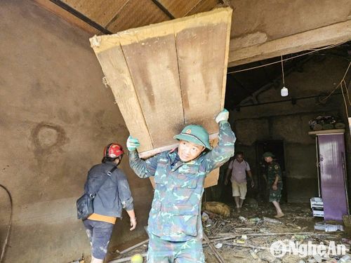 Mỗi người một việc, các lực lượng đã kề vai, sát cánh để hỗ trợ nhân dân vượt qua những tan hoang, mất mát. Ảnh: T.P