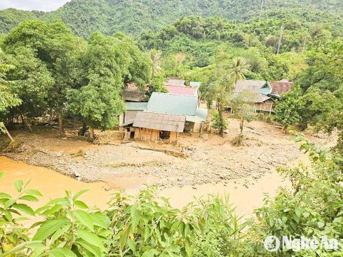 Với tinh thần đoàn kết, tương thân tương ái, rồi đây, khi lũ qua đi, cuộc sống của người dân Tương Dương sẽ sớm ổn định trở lại. Ảnh: T.P