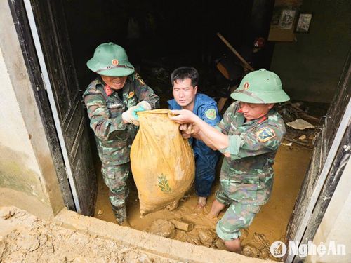 Anh Vi Văn Dần - Bí thư Chi bộ bản Đửa cho biết: “Từ sáng sớm, khi đường chưa thông, các anh bộ đội, công an đã lội bộ vào với bà con dân bản. Vào tới nơi, các anh bắt tay ngay vào việc dọn dẹp. Đến 17h chiều 1/10, khối lượng đất đá trong nhà dân đã được giải phóng. Dân bản chúng tôi biết ơn các anh rất nhiều”. Ảnh: T.P