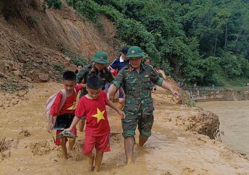  Tại các vị trí sạt lở luôn có cơ quan chức năng lập chốt hỗ trợ. Ảnh Tương Dương.