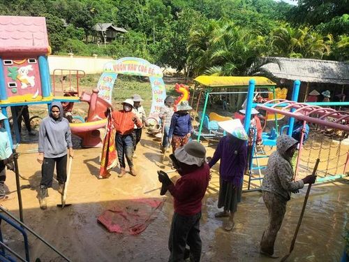 Bùn tràn vào khu vực trường học ở xã Chiêu Lưu, huyện Kỳ Sơn. Ảnh Tương Dương.