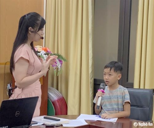 Những bạn nhỏ được hướng dẫn tỉ mỉ các kỹ năng để có thể thuyết trình, giới thiệu sách. Ảnh: CSCC