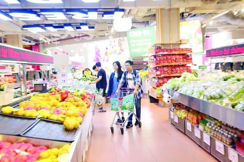 Người tiêu dùng chọn mua hàng tại siêu thị Winmart Thăng Long, quận Cầu Giấy. Ảnh: Phạm Hùng
