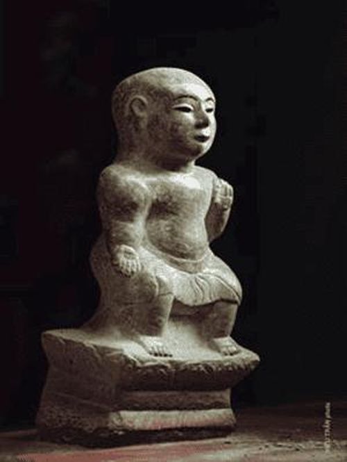 Tượng Thích Ca sơ sinh bằng đá tại chùa Đậu, Hà Nội, TK18.