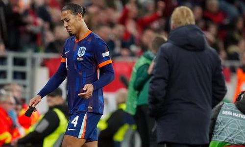 Hà Lan thoát thua dù Van Dijk nhận thẻ đỏ.
