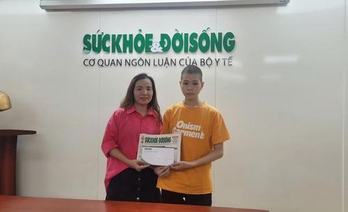 PV Phương Thuận -Đại diện Chương trình Vòng tay nhân ái trao tiền cho chị Loan