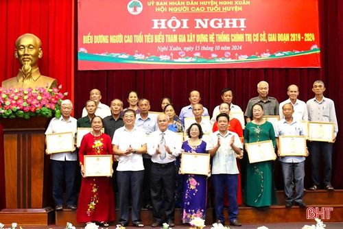  Lãnh đạo Hội NCT tỉnh và huyện Nghi Xuân trao giấy khen, giấy chứng nhận cho các cá nhân tiêu biểu. 