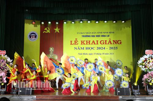 Chương trình văn nghệ tại Lễ khai giảng.