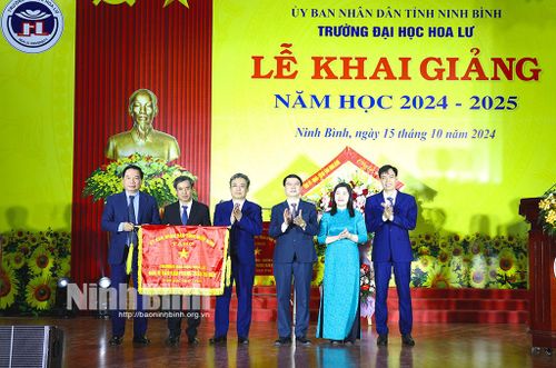 Đồng chí Phó Chủ tịch Thường trực UBND tỉnh Tống Quang Thìn trao tặng Cờ thi đua của UBND tỉnh cho tập thể Trường Đại học Hoa Lư.
