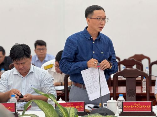 Ông Nguyễn Quốc Dũng, Trưởng phòng Tài chính - Kế hoạch quận 5 phát biểu tại buổi làm việc. Ảnh: CHÍ THẠCH