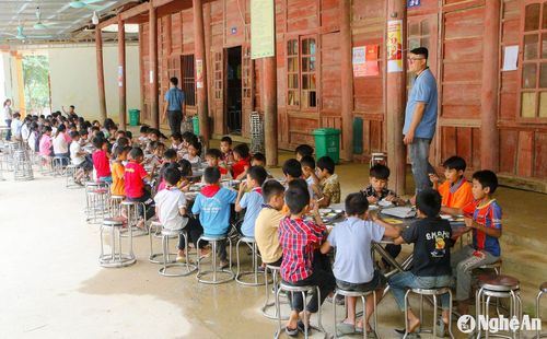 Với quy mô trường lớp của cấp tiểu học như hiện nay thì việc đầu tư cơ sở vật chất, thiết bị, bố trí đủ giáo viên dạy Ngoại ngữ, Tin học ở tất cả các điểm trường là không thể thực hiện được, nhất là tại các điểm trường lẻ. Do đó, Trường PTDT bán trú Tiểu học Lượng Minh tổ chức gom học sinh vào các điểm trường chính để triển khai học bán trú; học sinh sẽ ăn, ngủ luôn ở trường. Ảnh: Đình Tuân