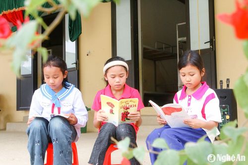 Tuy phải sống xa bố mẹ nhưng các em vẫn quyết tâm đến trường mang theo nhiều ước mơ, hoài bão về một tương lai tươi sáng hơn. Ảnh: Đình Tuân.