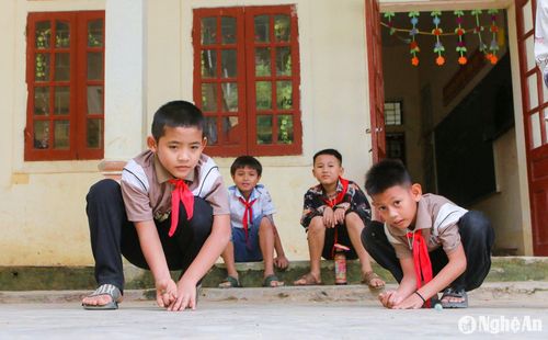 Sau mỗi giờ học các em tự tạo ra cho mình những trò chơi, để xua tan đi nỗi nhớ nhà. Ảnh: Đình Tuân.