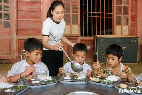 Giáo viên chăm bẵm học sinh như con em của mình. Để đảm bảo chất dinh dưỡng và giúp cho học sinh có bữa ăn ngon, các thầy cô chú ý thay đổi các món chính trong suất cơm, hôm thì thịt, hôm thì cá, trứng... Ảnh: Đình Tuân