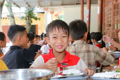Nhà ở bản Xốp Cháo, xã Lượng Minh, là một trong những bản khó khăn và biệt lập nhất xã Lượng Minh, để đến trường em Hắp Văn Khánh phải đi bộ ra bên thuyền rồi xuôi xuống bến thượng lưu (chân đập thủy điện Bản Vẽ) rồi tiếp tục di chuyển bằng xe máy gần 1 giờ đồng hồ nữa mới đến được trường. Khánh cho biết: “Vì nhà em ở xa trường nên em phải ở lại ký túc, ở trường chúng em được học chữ, được thầy, cô nấu cho các món ăn rất ngon”. Ảnh: Đình Tuân