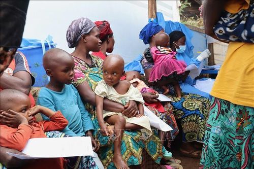 Bệnh nhân mắc đậu mùa khỉ khám chữa bệnh tại trung tâm y tế ở tỉnh Nam Kivu, CHDC Congo ngày 31/8/2024. Ảnh: THX/TTXVN
