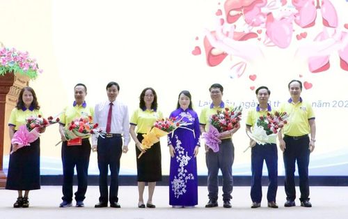 Các đồng chí: Lê Văn Lương - Chủ tịch UBND tỉnh, Nguyễn Thị Kim Tiến - Chủ tịch Hội vận động hiến mô, bộ phận cơ thể người Việt Nam tặng hoa chúc mừng Ban Chấp hành Chi hội Vận động hiến mô, bộ phận cơ thể người tỉnh ra mắt.
