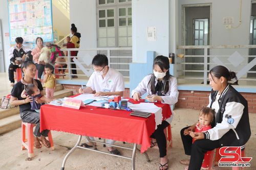 Khám sàng lọc định kỳ cho trẻ tại Trạm Y tế xã Mường Cai, huyện Sông Mã.