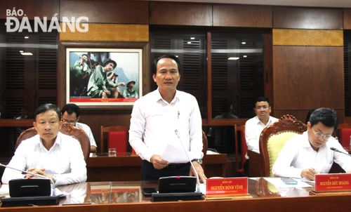 Phó Bí thư Thường trực Thành ủy Nguyễn Đình Vĩnh (giữa) trao đổi với đoàn công tác. Ảnh: L.P