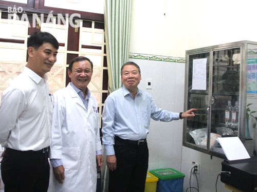 Đoàn công tác khảo sát cơ sở vật chất, thiết bị y tế tại Khoa Khám và quản lý sức khỏe cán bộ. Ảnh: L.P